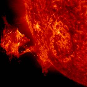 Espulsione di massa coronale solare, analoga a quella osservata nella stella HR 9024. Crediti: Sdo/Nasa
